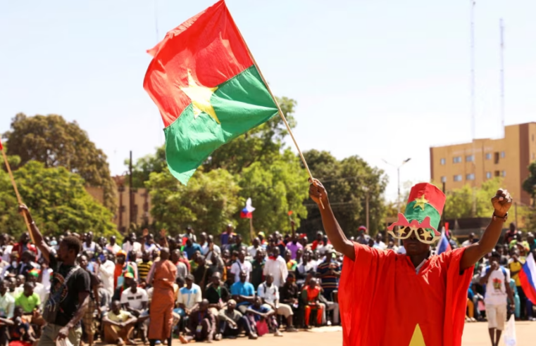 Burkina Faso : Un An Après le Coup d&rsquo;État, Entre Lutte Antiterroriste et Quête de Stabilité au Sahel