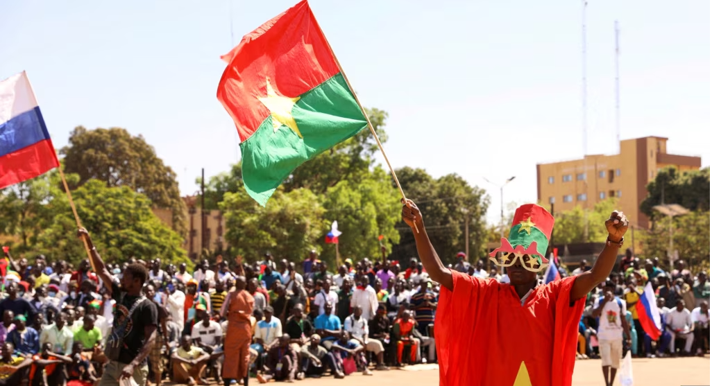 Burkina Faso : Un An Après le Coup d&rsquo;État, Entre Lutte Antiterroriste et Quête de Stabilité au Sahel