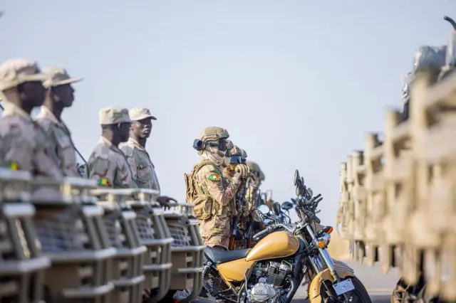 Soldats de la Force unifiée de l’AES en patrouille dans une zone désertique.