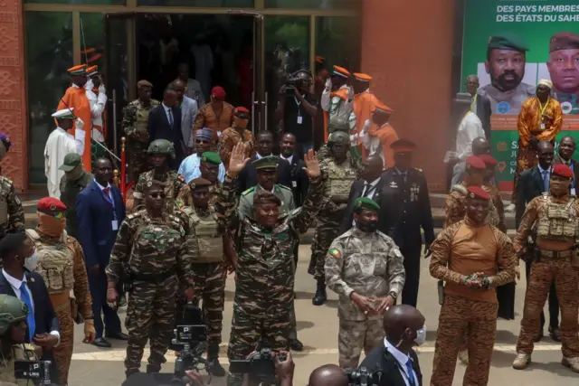 Les dirigeants de l’AES : le général Abdourahamane Tiani (Niger), le colonel Assimi Goïta (Mali) et le capitaine Ibrahim Traoré (Burkina Faso) lors du sommet de Niamey en juillet 2024.