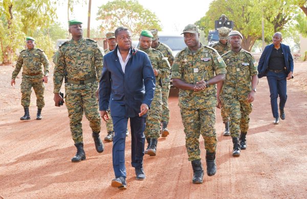 Faure gnassingbé inspecte le front de l’opération koundjoaré au Togo