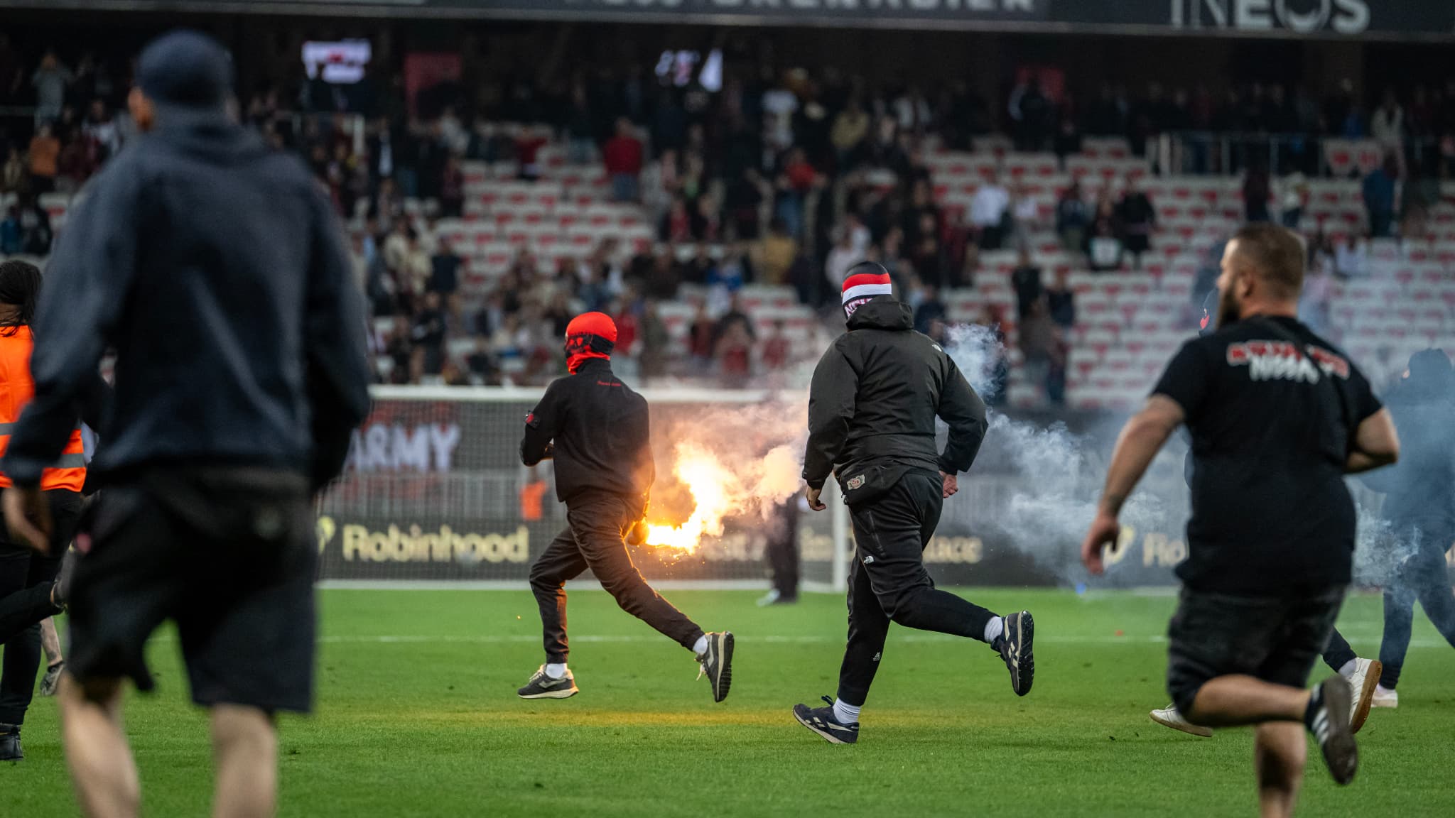Ligue 1 : nice sanctionné par la lfp, barrage contre saint-Étienne à huis clos
