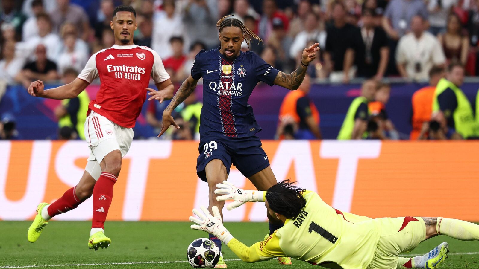 Bradley barcola plaisante sur ses occasions ratées lors de la victoire du psg en ligue des champions
