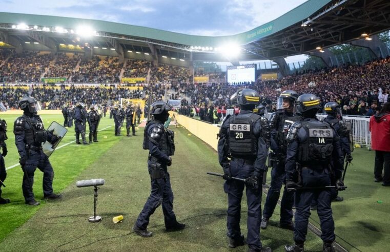 Violences à Nantes : la ministre des Sports réagit après l&rsquo;envahissement du terrain