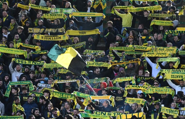 Match Nantes Toulouse interrompu par envahisseurs en noir à la Beaujoire