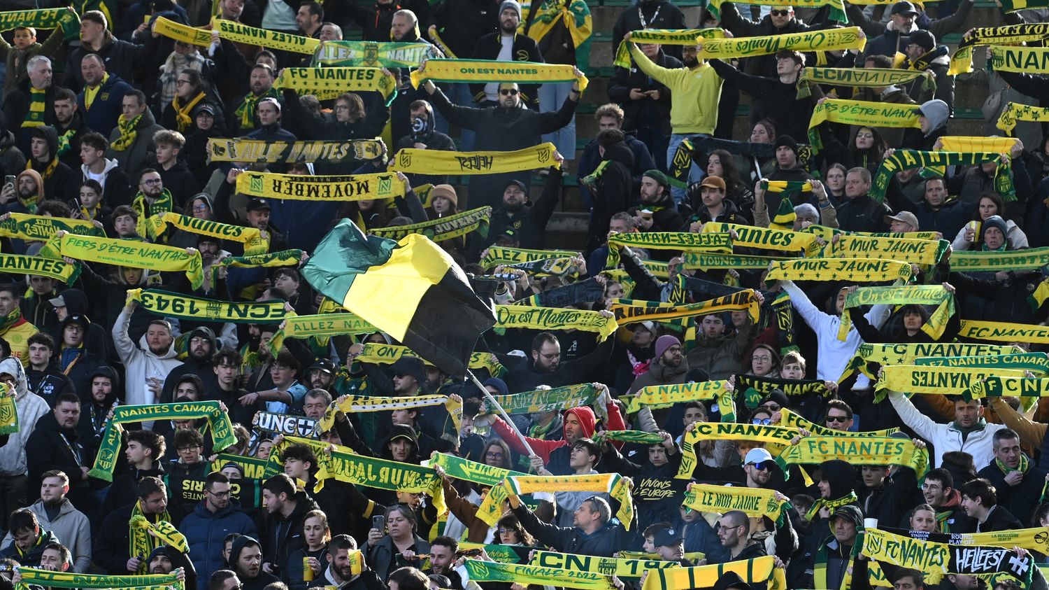 Match Nantes Toulouse interrompu par envahisseurs en noir à la Beaujoire