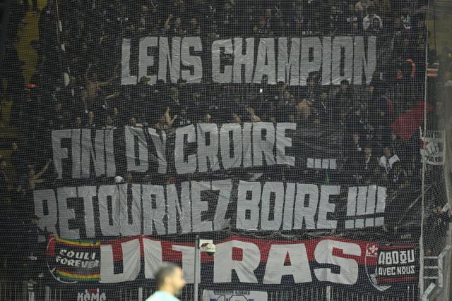 Bataille de banderoles entre supporters du psg et de lens à l&rsquo;occasion du sacre parisien