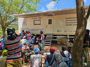 Cancer du col de l’utérus au Burkina Faso : des cliniques mobiles pour sauver des vies