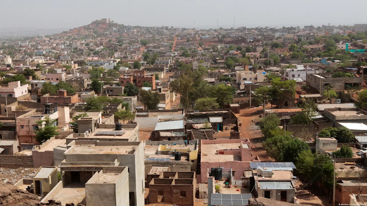 Blocus des routes vers Bamako : les voyageurs malien·ne·s en difficulté