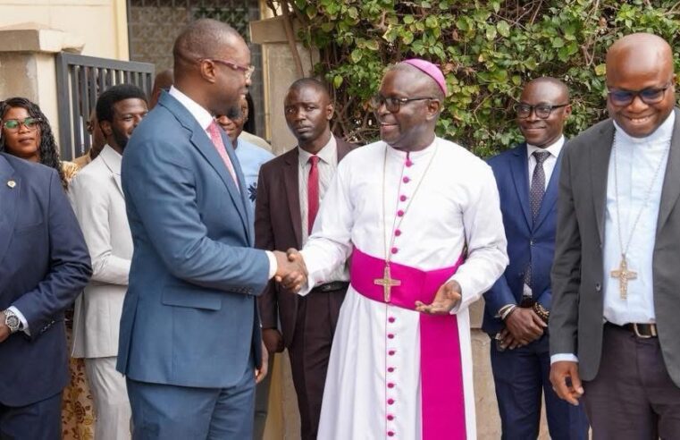 Ousmane Sonko rencontre Monseigneur Guéye avant le pèlerinage de Popenguine