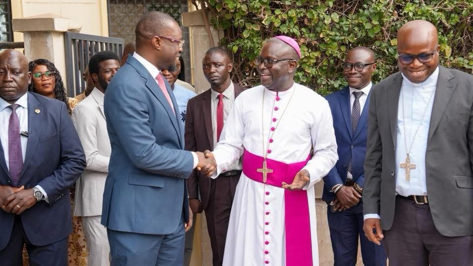 Ousmane Sonko rencontre Monseigneur Guéye avant le pèlerinage de Popenguine
