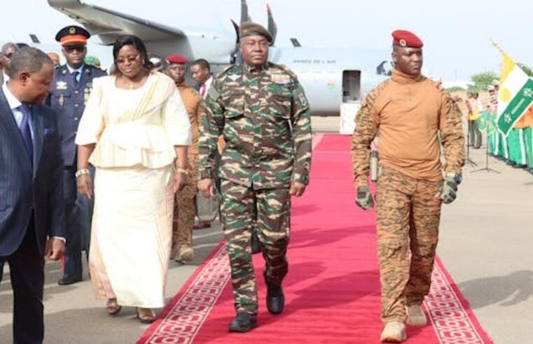 Putschistes Sahel : dissolution des partis au Burkina Faso et trahison des alliés civils