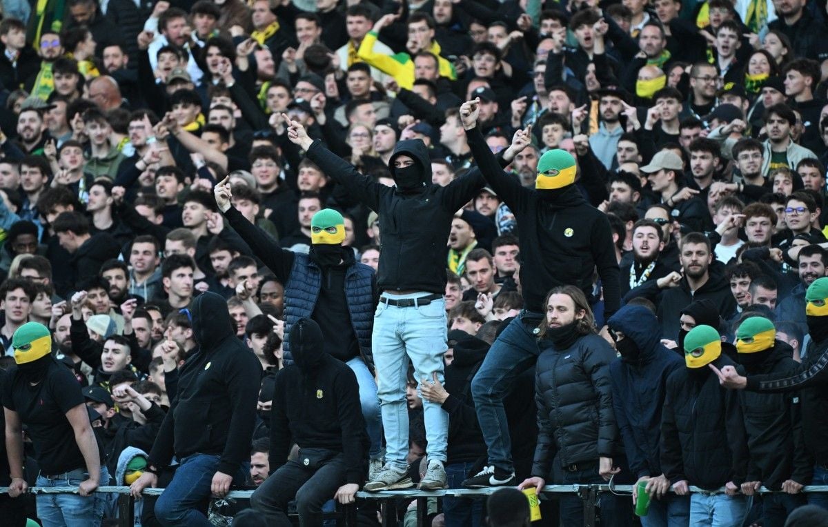 Débordements en Ligue 1 : scènes de chaos sur les pelouses de Nantes et Nice
