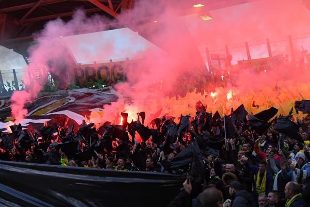 Match nantes toulouse interrompu fumigènes et envahissement terrain