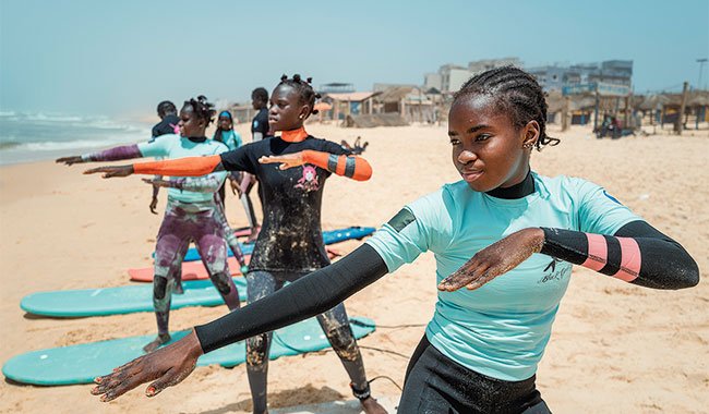 Surf féminin au Sénégal : une association redonne espoir aux jeunes filles déscolarisées