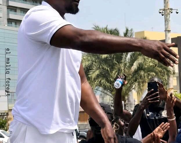 Ousmane sonko acclamé par des milliers de sénégalais lors d&rsquo;une marche à Dakar