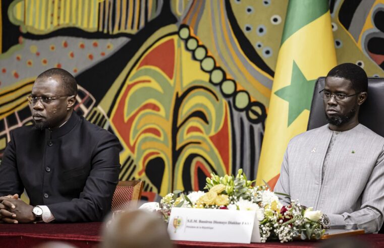 Le président sénégalais Bassirou Diomaye Faye destitue son Premier ministre Ousmane Sonko