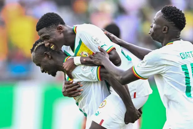 Le milieu de terrain sénégalais Lamine Camara célèbre avec ses coéquipiers après avoir inscrit un but en CAN 2024