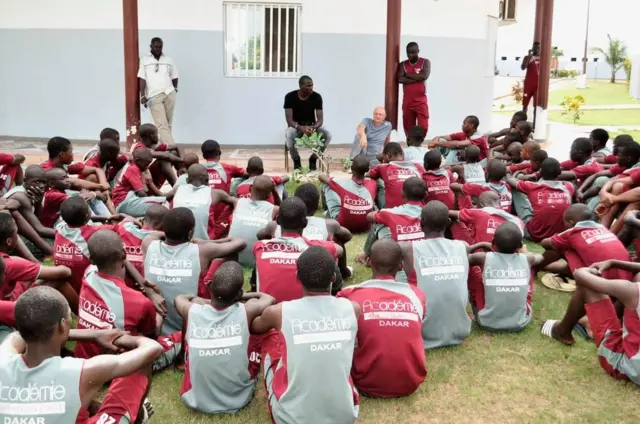 Jeunes joueurs écoutant les consignes de leurs encadreurs à Génération Foot