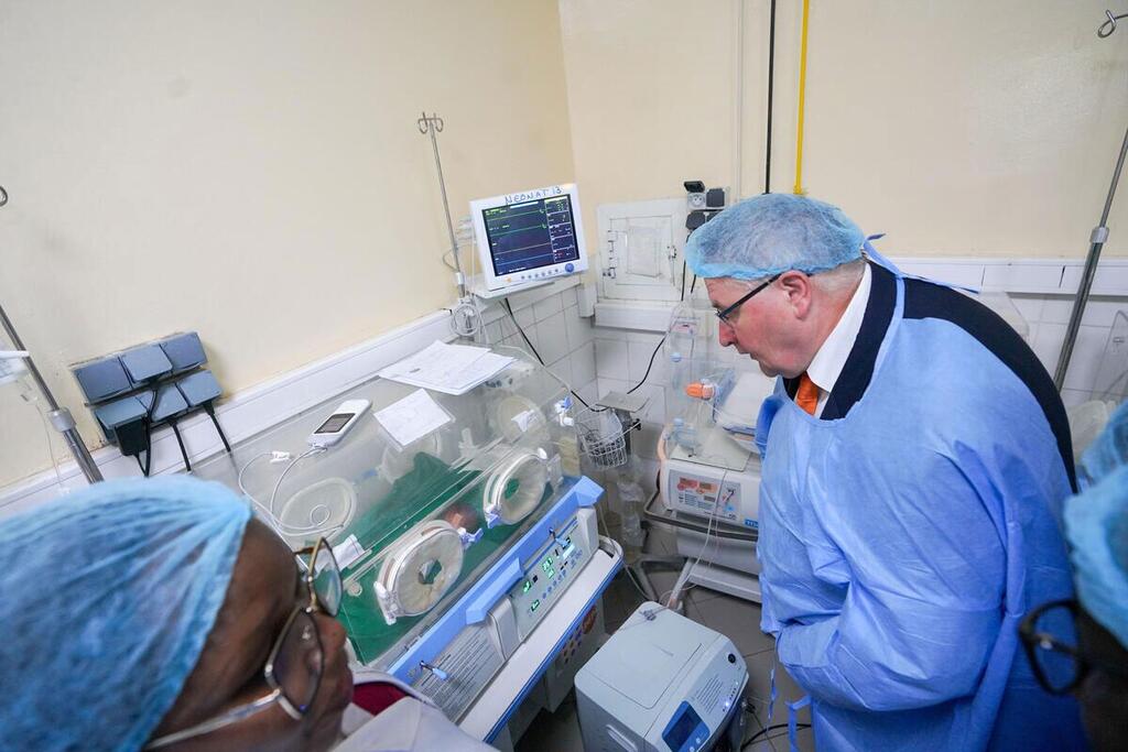 Le directeur exécutif adjoint de l'UNFPA observe un incubateur dans une maternité au Tchad