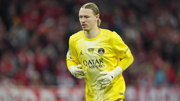 Matvey Safonov, gardien du PSG, lors d'un entraînement