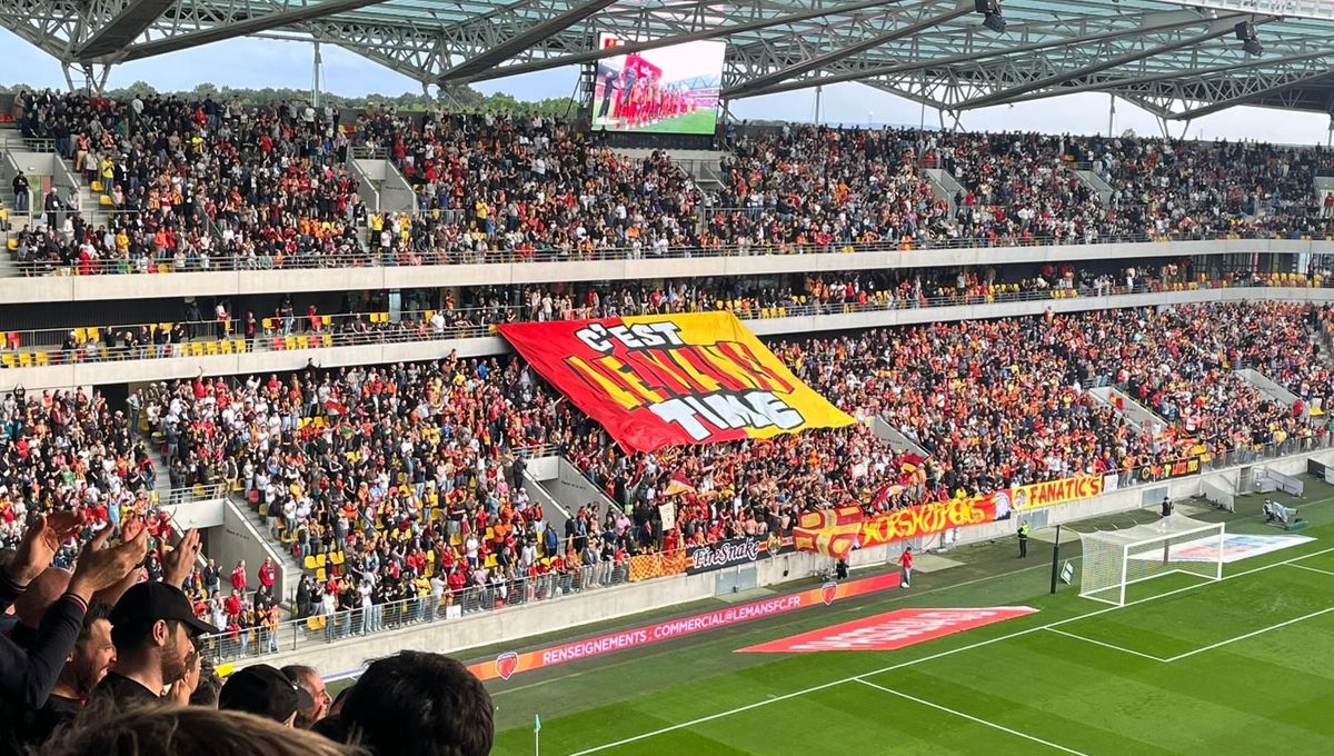 Le kop du Virage Sud lors du dernier match du Mans FC à domicile de la saison régulière