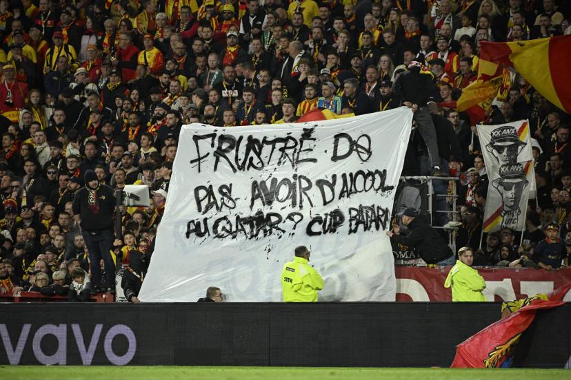 La réponse des Lensois déployée dans le kop nordiste