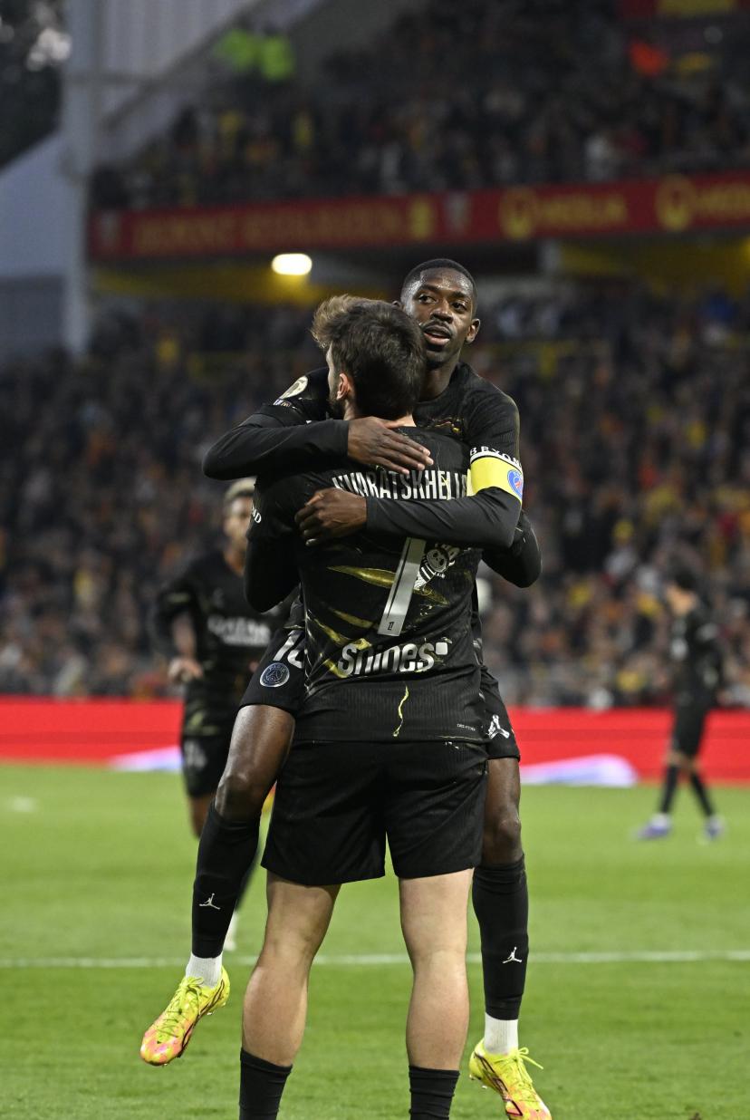 La joie partagée d'Ousmane Dembélé, passeur, et Khvitcha Kvaratskhelia, buteur, après le but à Lens.