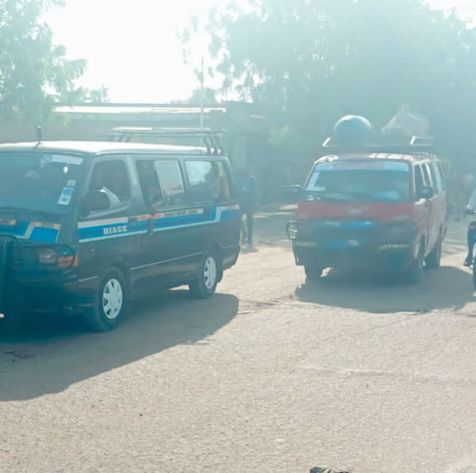 Vue d’un minibus en circulation à N’Djamena, illustrant l’urgence d’aménager des arrêts structurés