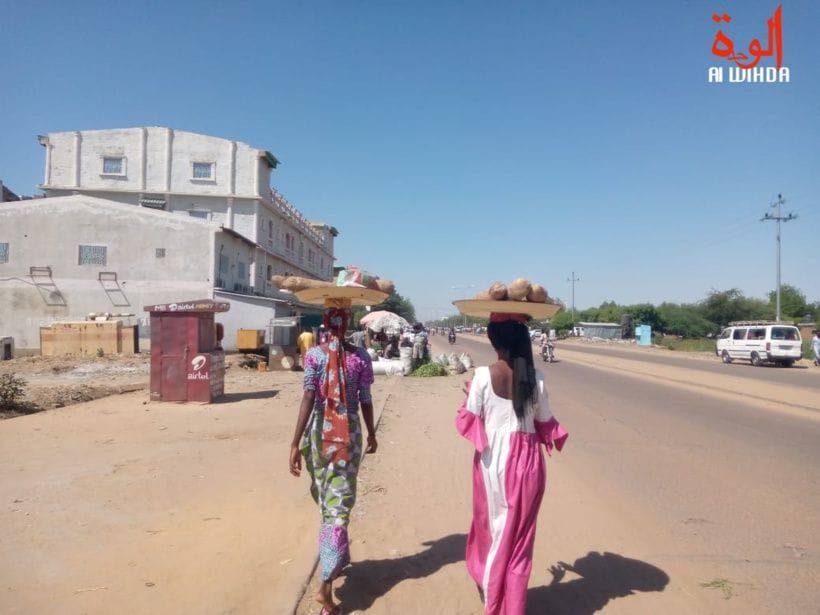 Femme vendeuse ambulante au Tchad avec son enfant
