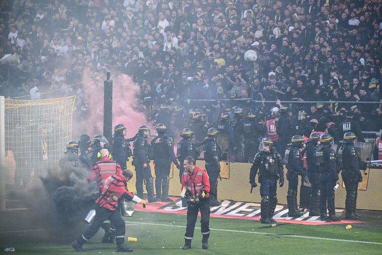 Des fumigènes et des supporters envahissant la pelouse du Stade de la Beaujoire