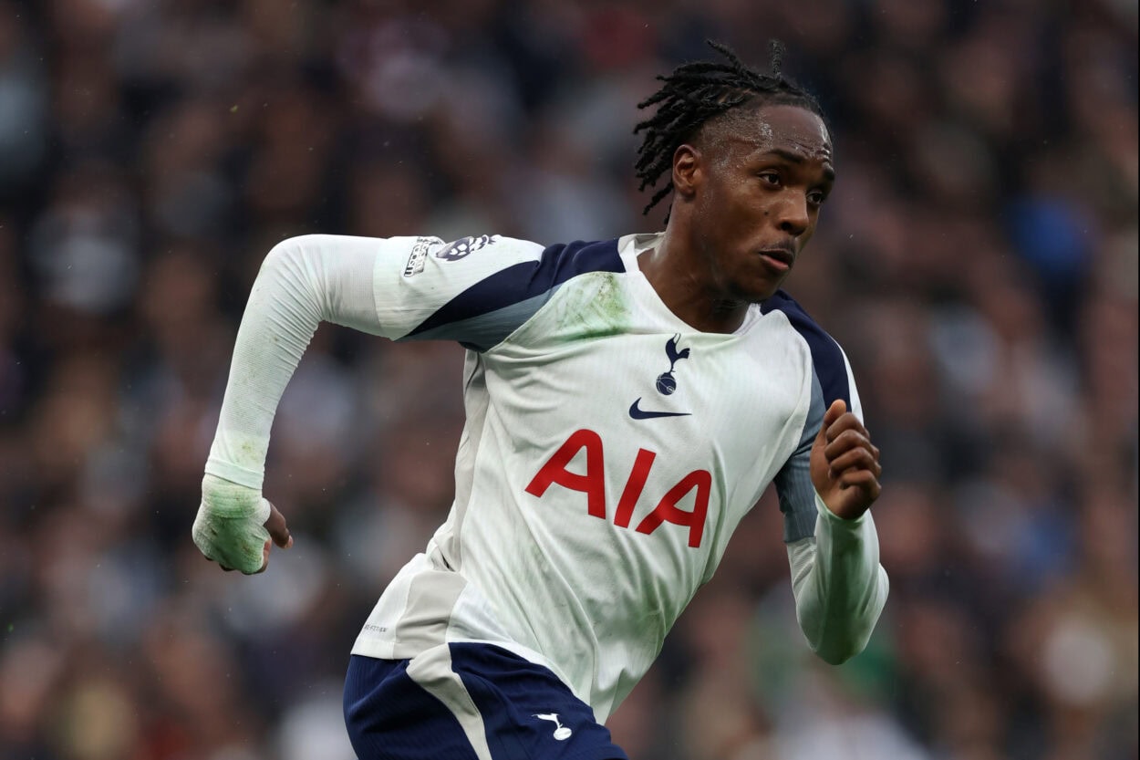 Action de jeu entre Tottenham et Chelsea en Premier League