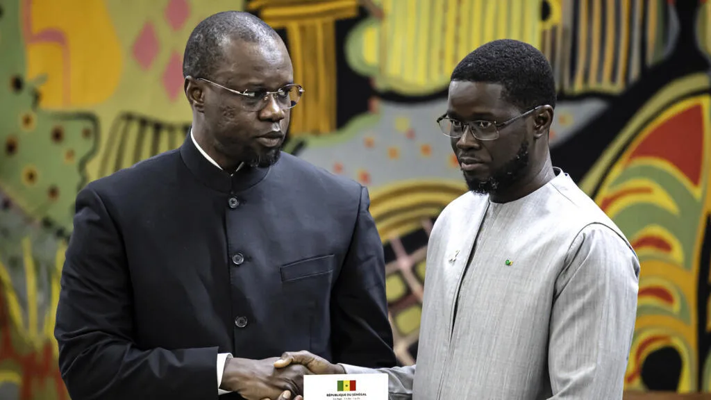Portrait officiel du président sénégalais Diomaye Faye lors d'une réunion politique