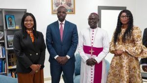 Ousmane Sonko et Monseigneur Guéye en discussion