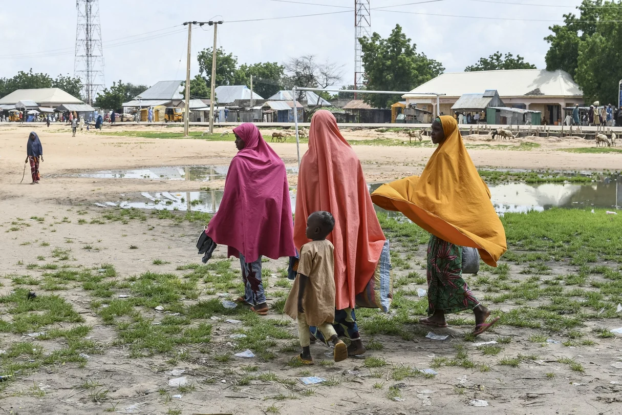 Des survivants et des proches d'une attaque attribuée à Boko Haram défilent à Babban Gide. L'image illustre la violence persistante dans la région du nord-est du Nigeria.
