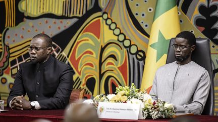 Le président Bassirou Diomaye Faye (à gauche) et son Premier ministre Ousmane Sonko lors d’une cérémonie officielle au palais présidentiel de Dakar en octobre 2025