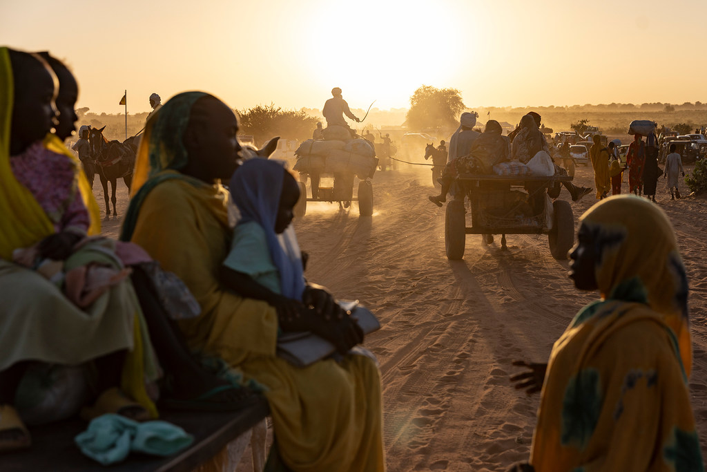 Des réfugiés soudanais arrivant à Adré, au Tchad, fuyant les violences au Soudan.