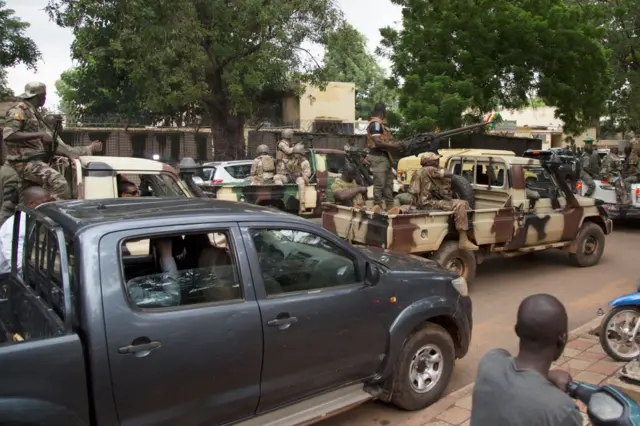 Des membres de la junte militaire arrivent au ministère malien de la Défense à Bamako, le 19 août 2020, au lendemain de l'arrestation par l'armée du président malien Ibrahim Boubacar Keïta et de sa démission officielle. 