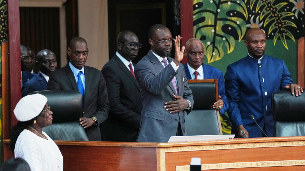 Ousmane Sonko, au centre, arrive pour prononcer un discours suite à son élection à la présidence de l'Assemblée nationale, le mardi 26 mai 2026, à Dakar.