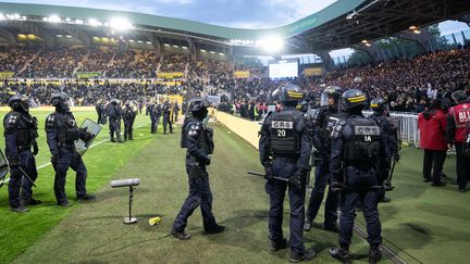 Des forces de l'ordre sur la pelouse du stade de la Beaujoire lors d'incidents entre supporters nantais et arbitre