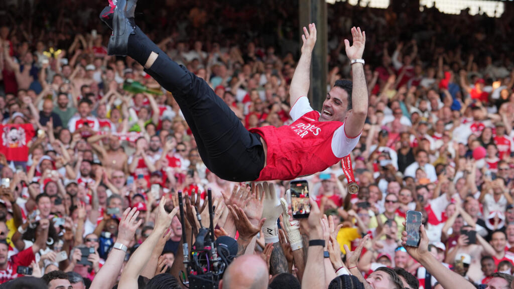 L'entraîneur d'Arsenal, Mikel Arteta, célébré par ses joueurs après leur titre de champion de Premier League face à Crystal Palace en mai 2026