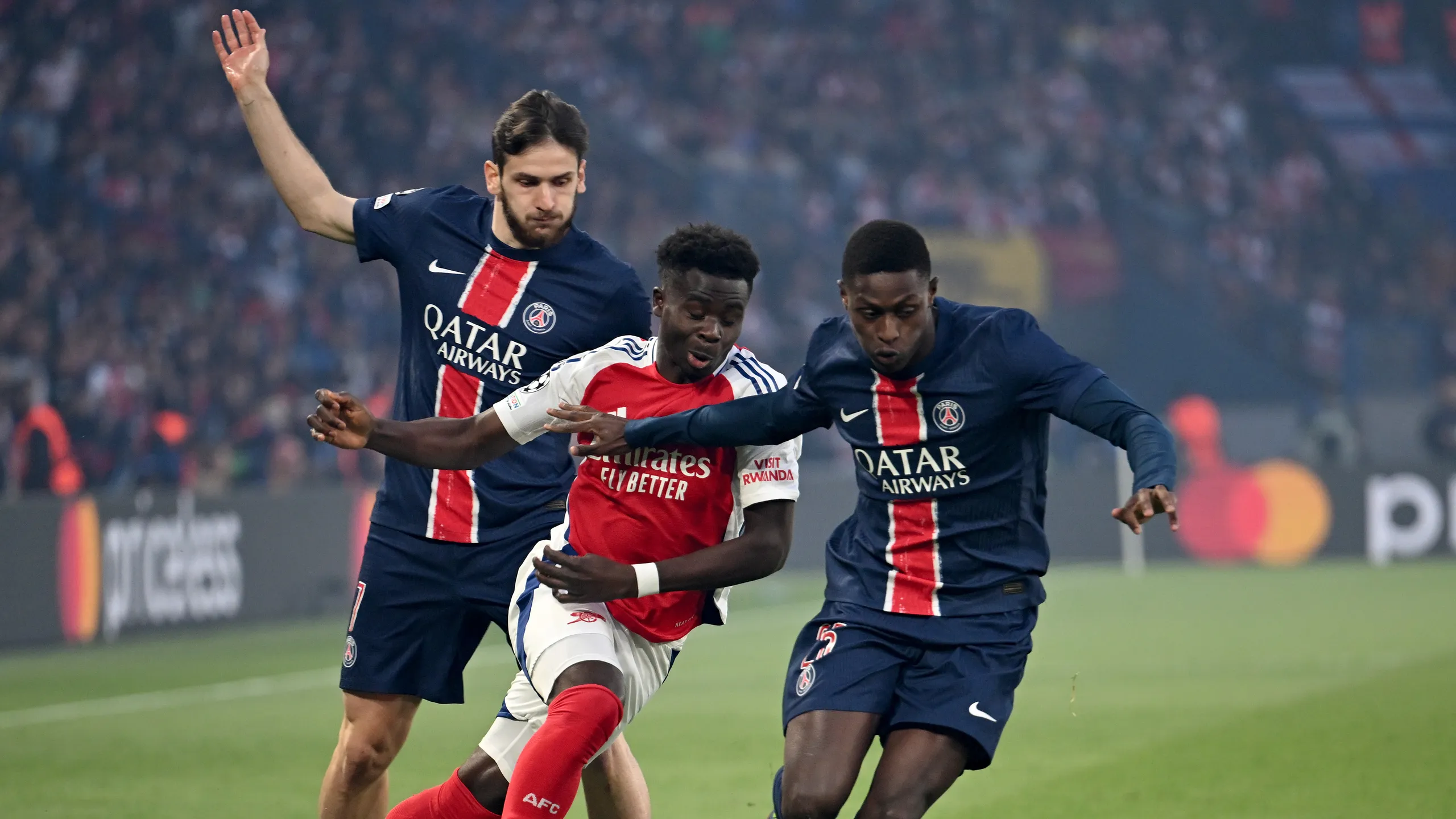 Khvicha Kvaratskhelia, Bukayo Saka et Nuno Mendes lors de la demi-finale de la Ligue des Champions 2024/2025