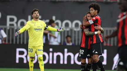 Les défenseurs Dante et Jonathan Clauss célèbrent la victoire de Nice face à Saint-Étienne en barrage Ligue 1/Ligue 2
