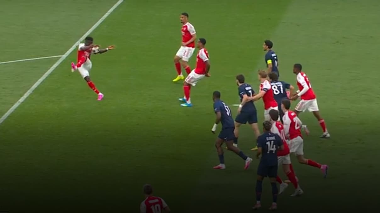 La main de Bukayo Saka lors de PSG-Arsenal en finale de Ligue des champions, le 30 mai 2026.