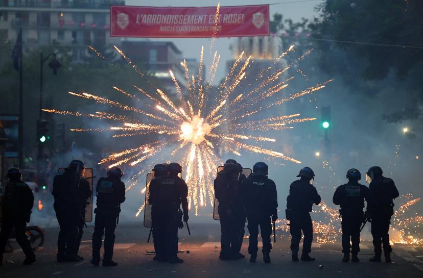 Feux d'artifice tirés devant les forces de l'ordre à Paris
