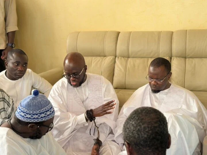 Ousmane Sonko, submergé par l’émotion lors de son dernier hommage à Touba Touba : Le dernier adieu de Ousmane Sonko à « son père », Serigne Cheikh Saliou Mbacké (photos)