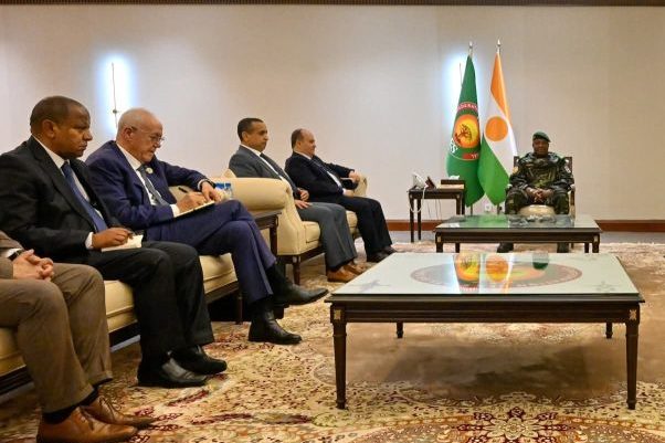 Rencontre haut niveau entre le Premier ministre algérien et le président nigérien à Niamey