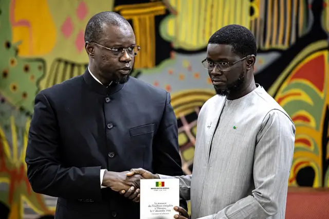 Tensions politiques au Sénégal entre Sonko et Faye sur la gouvernance nationale