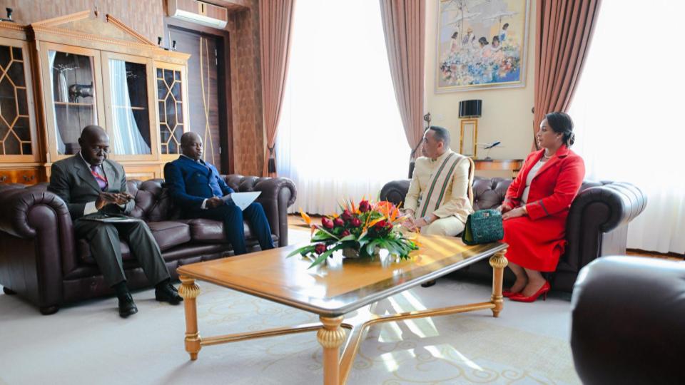 Hermann Immongault remet un message au président malgache lors de la fête nationale