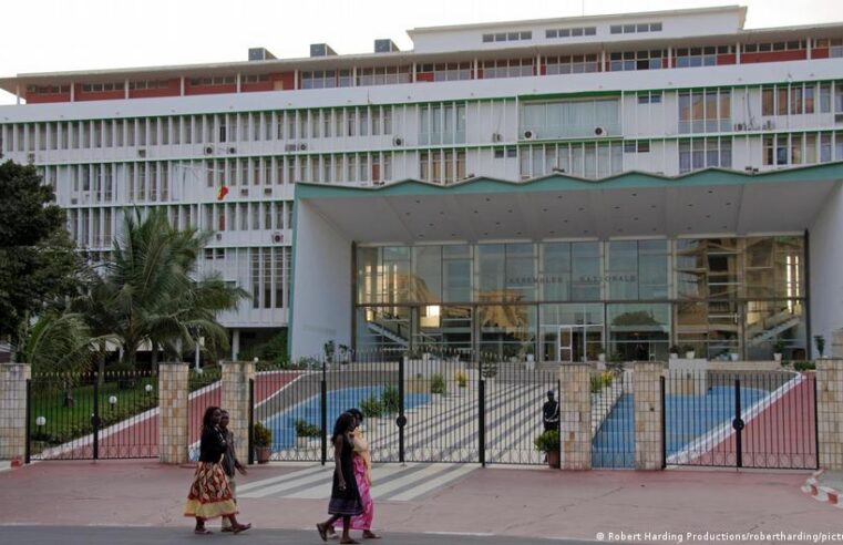 Révision constitutionnelle au Sénégal : le Pastef fait adopter sa loi malgré l&rsquo;opposition